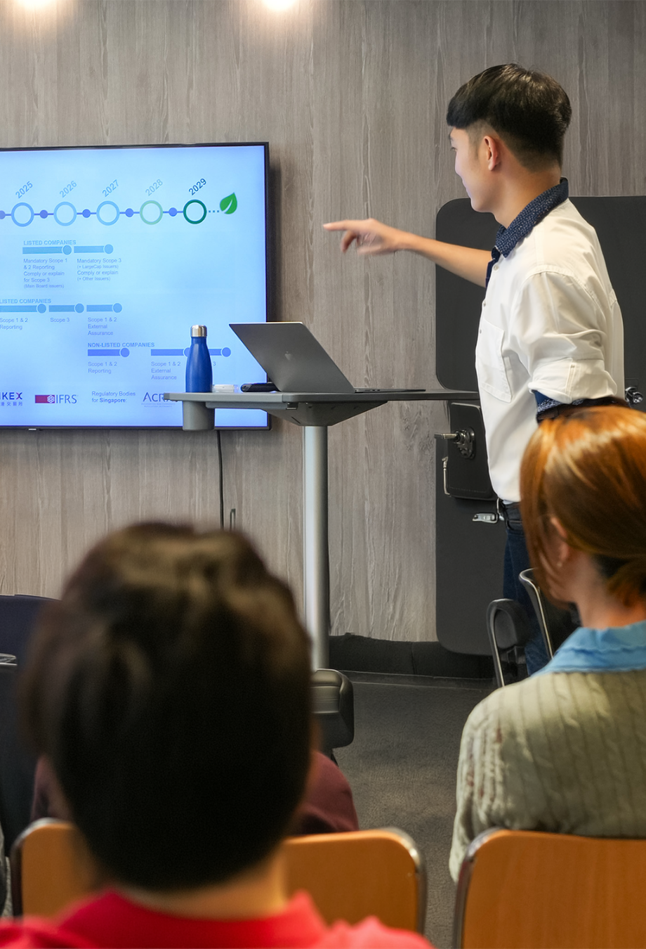 a salesperson explaining JEB sustainability journey to clients.